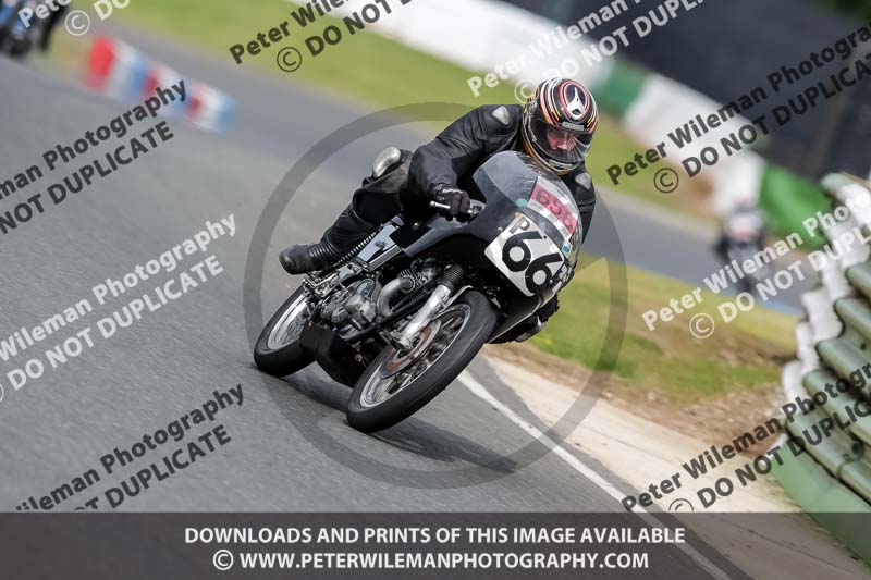 Vintage motorcycle club;eventdigitalimages;mallory park;mallory park trackday photographs;no limits trackdays;peter wileman photography;trackday digital images;trackday photos;vmcc festival 1000 bikes photographs